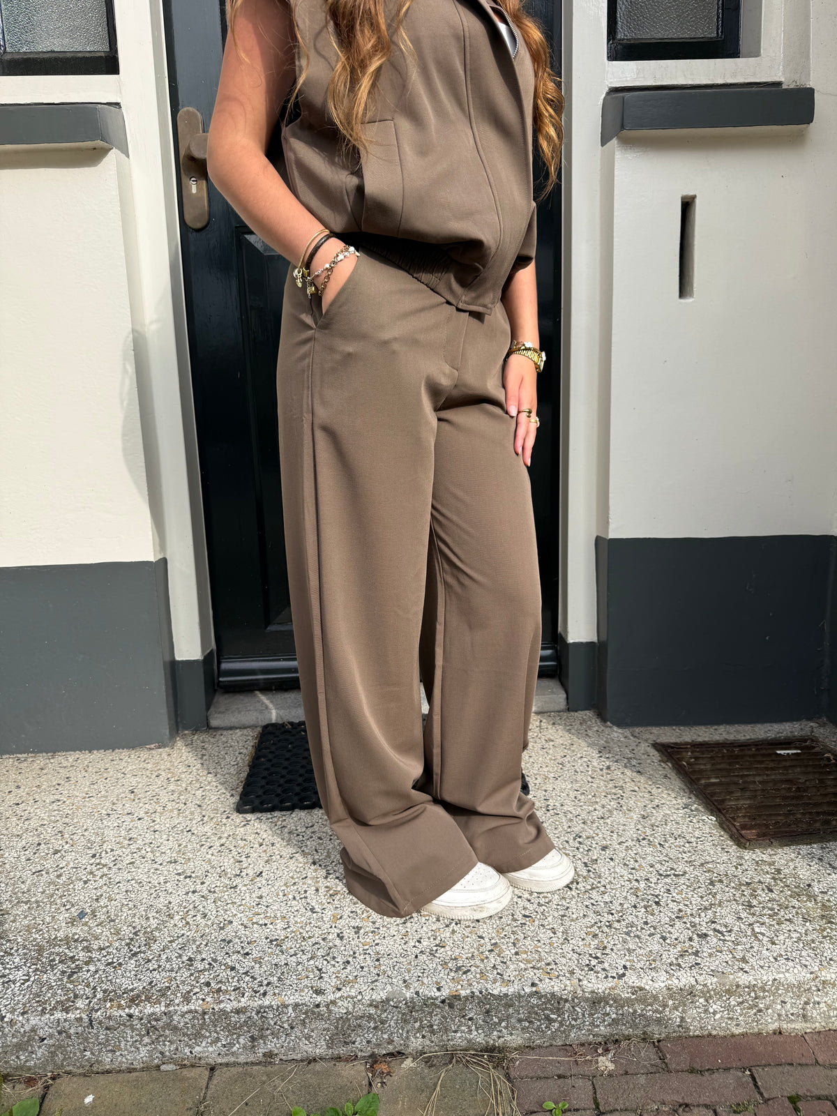 Pantalon met stretch band in de taille- regular lengte bruin.