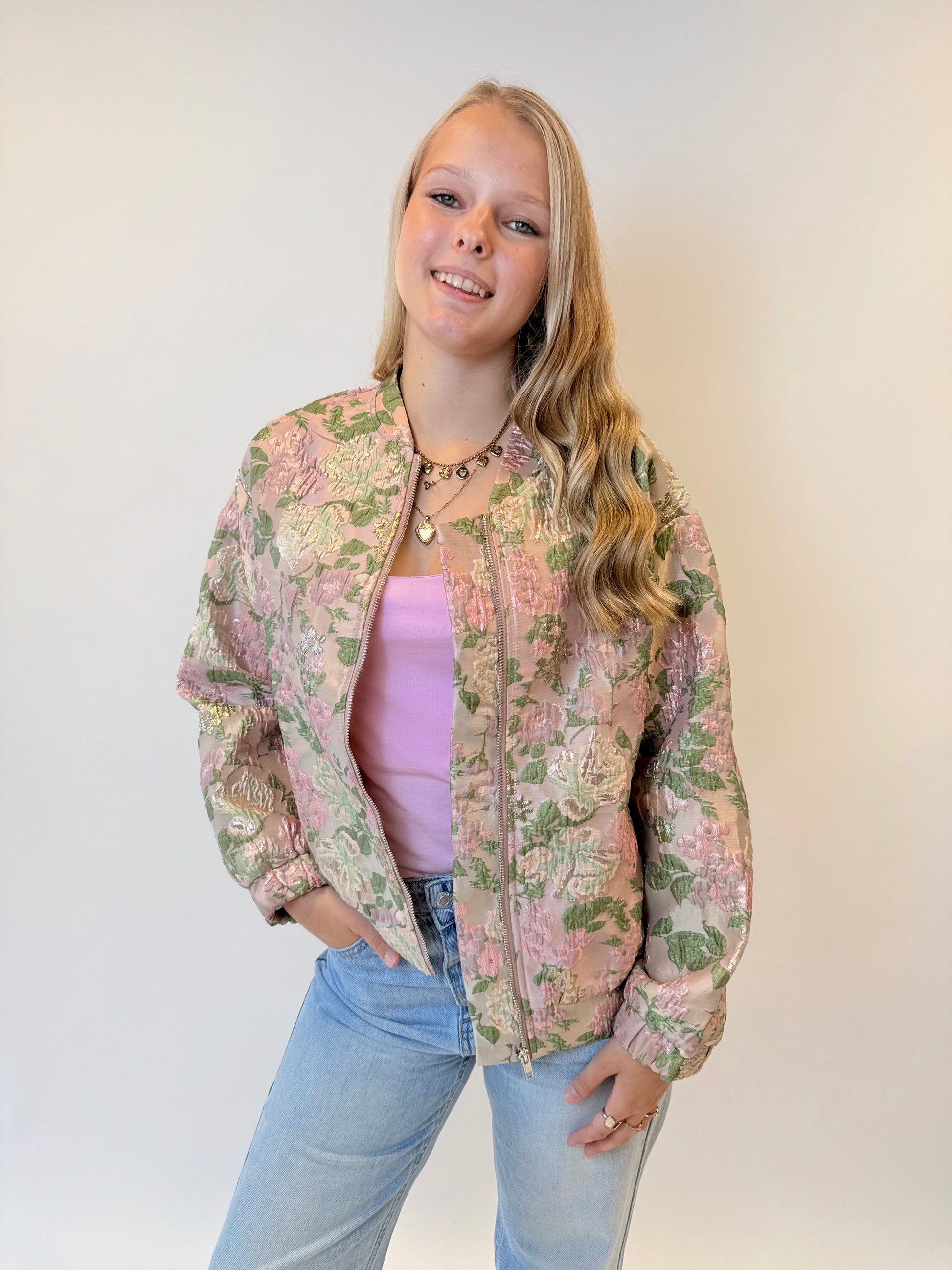 Roze jasje met groen bloemen