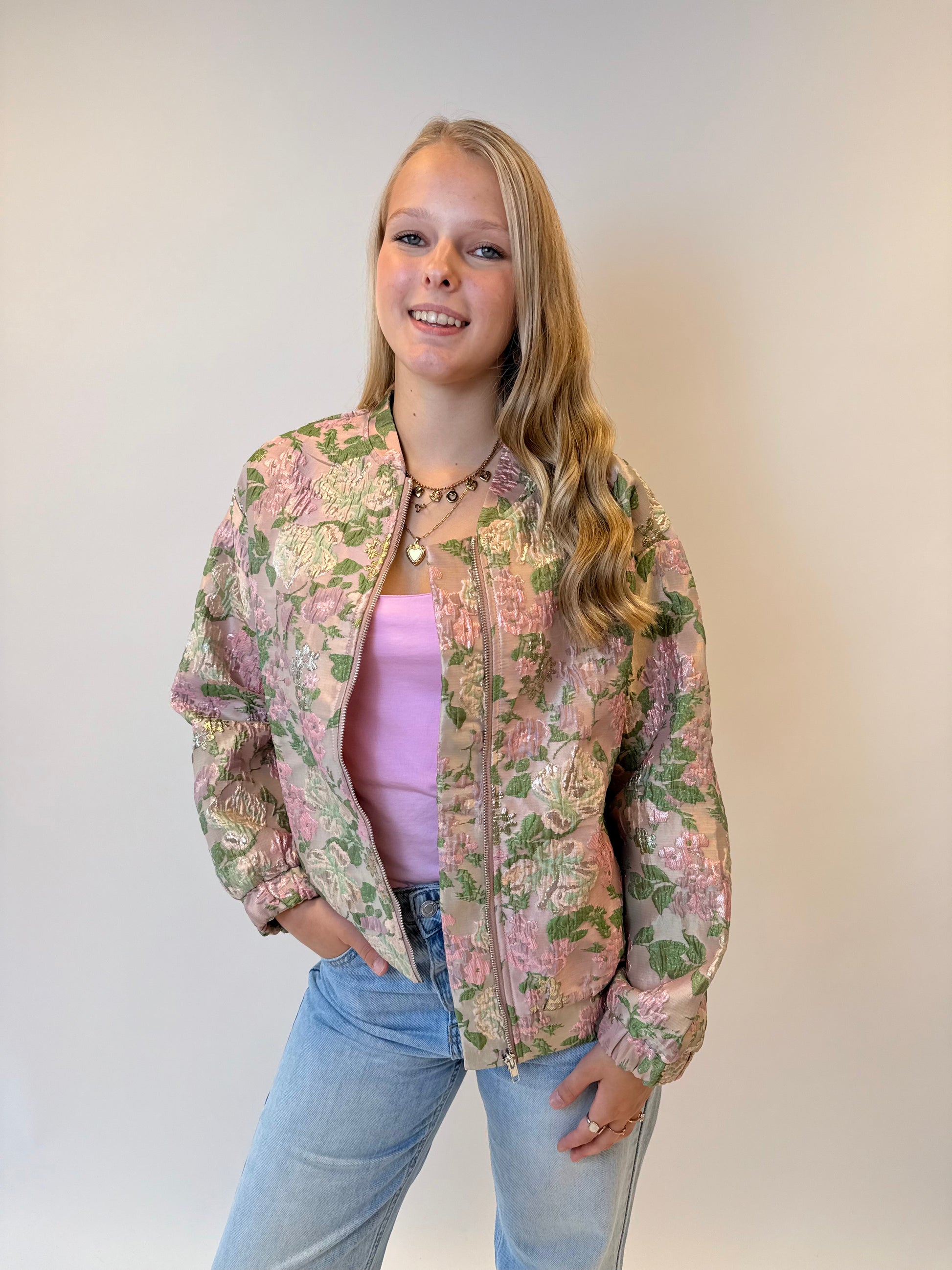 Roze jasje met groen bloemen